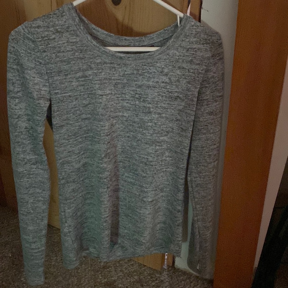 Brand90 degrees by reflex.Size small.Color gray.it’s 90% polyester and 4%spandex